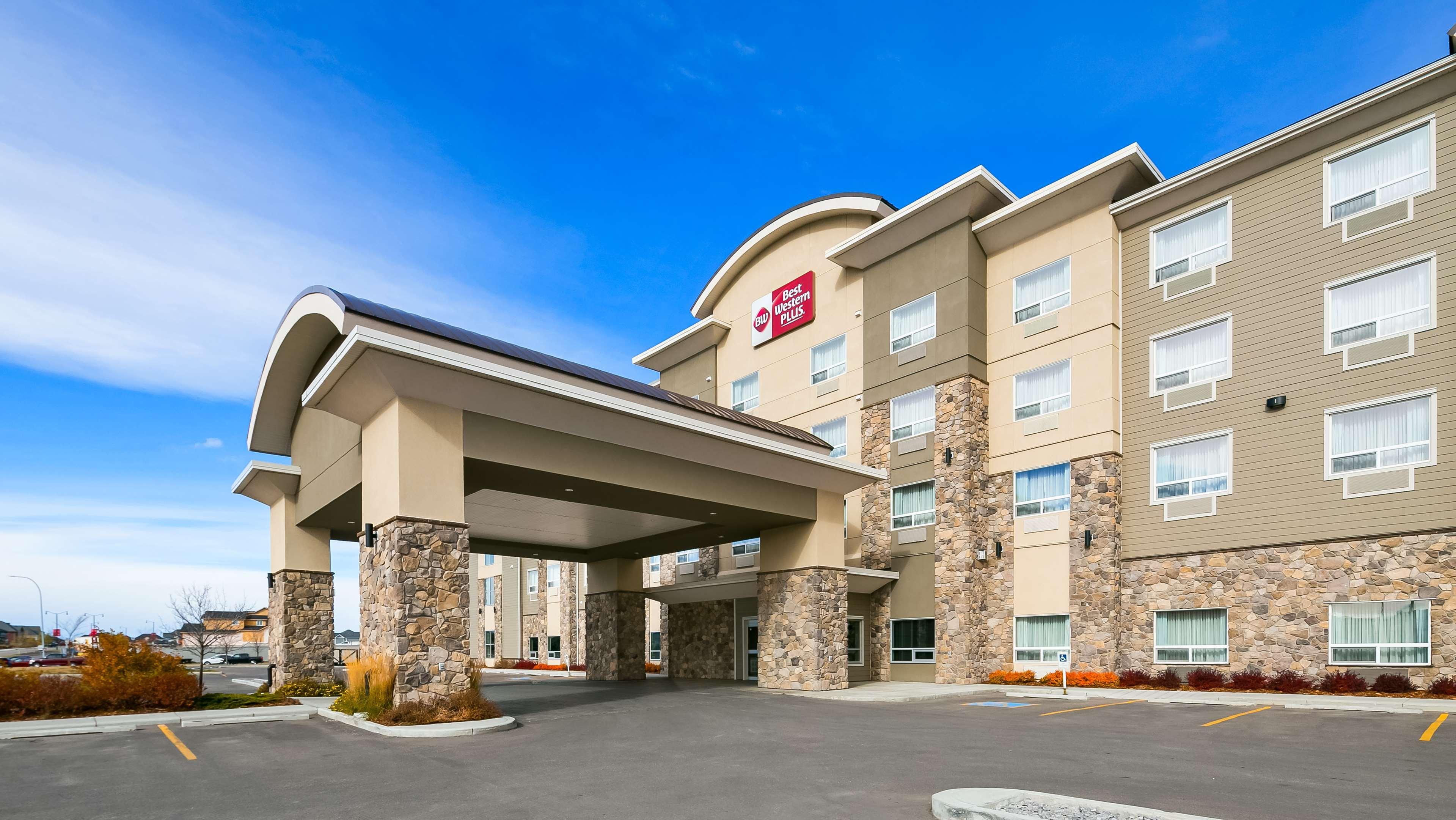 Best Western Plus Okotoks Inn & Suites Exterior photo