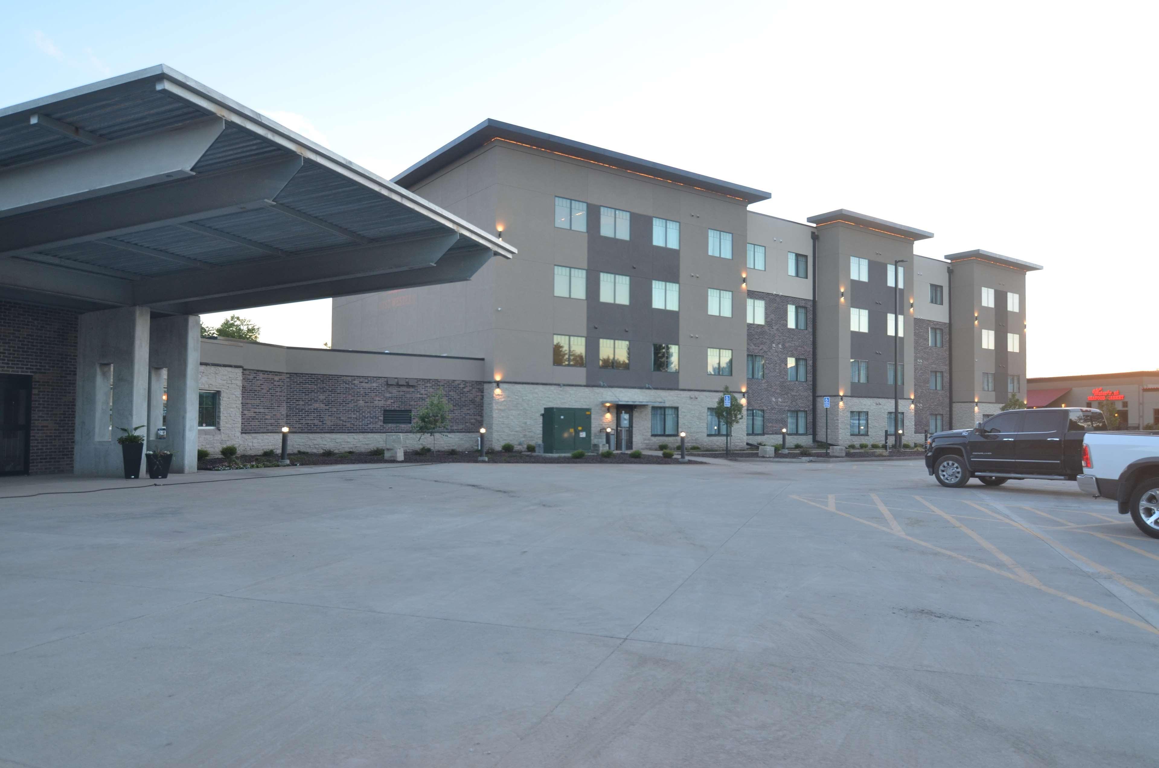 Best Western Plus Okotoks Inn & Suites Exterior photo